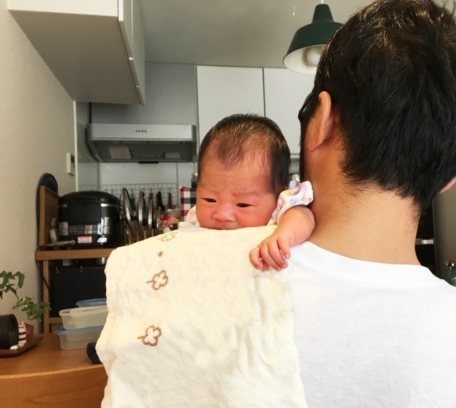 新生児 哺乳瓶 ゲップ 苦しそう セール