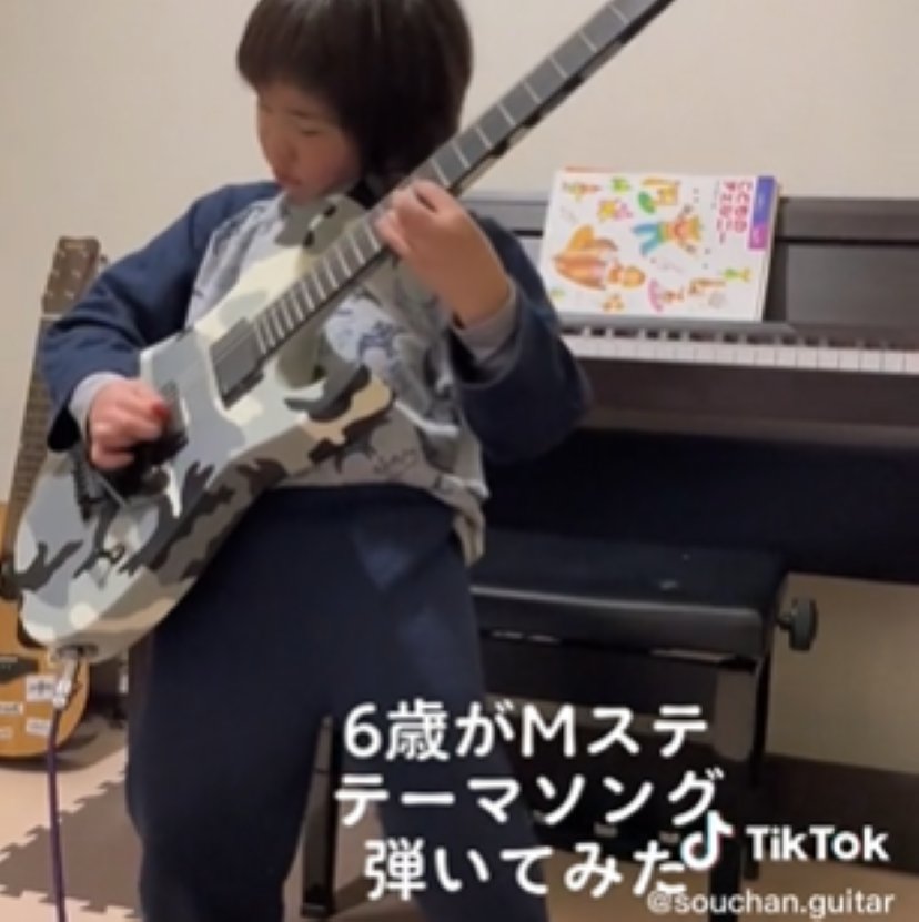 天才キッズ】衝撃のテクニックで“おっきなギター”を操る6歳児「ギター
