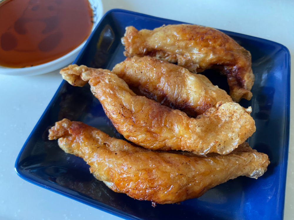 話題沸騰中！【業務スーパー】パリッとジューシー「鶏皮ぎょうざ」がうますぎる!! お酒もご飯も進む一品