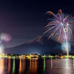 冬の夜空に、花火と雪の富士山がコラボ! 山梨県富士河口湖町のふるさと納税返礼品で食事や宿泊も