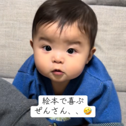 【100点満点のリアクション】絵本の読み聞かせに大興奮の0歳児がとった行動に思わずにんまり