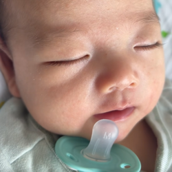 【寝落ちまであと数秒♡】おしゃぶりしながら夢の世界へ向かうベビたん