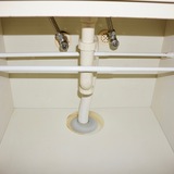 突っ張り棒が便利！　洗面台下の収納を増やす裏技